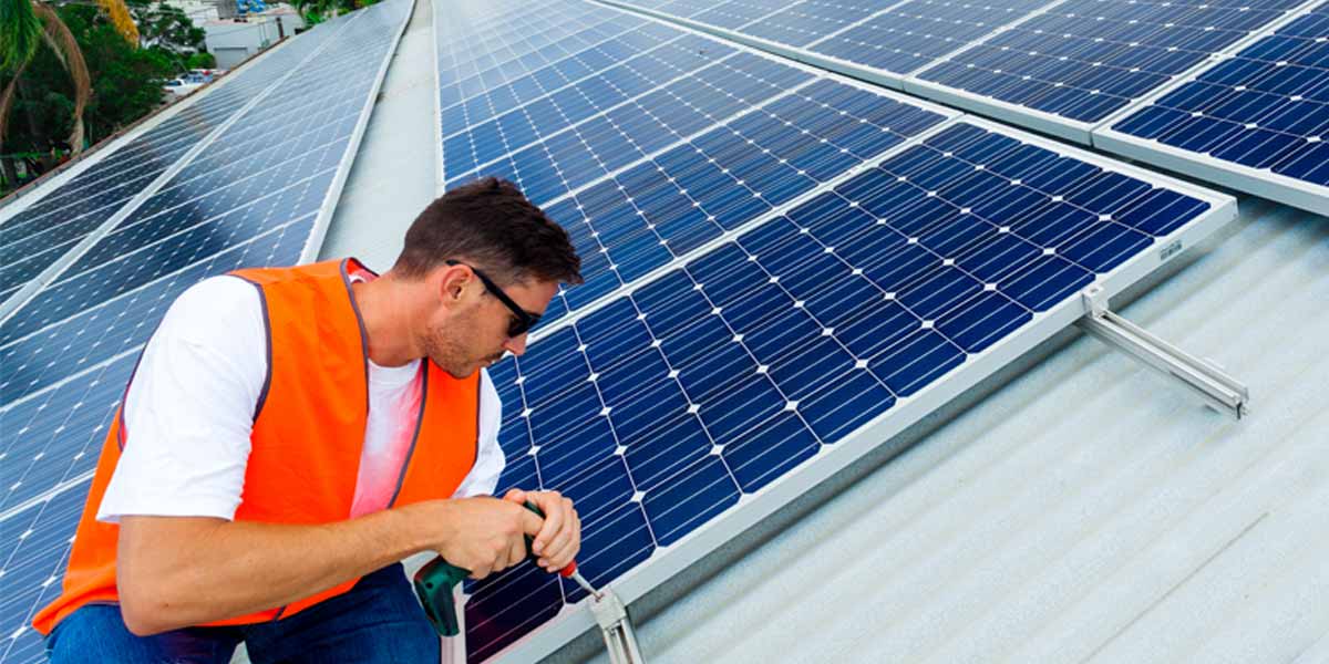 比较：太阳能电池板保修资料，用于日光浴，LG，松下和加拿大太阳能