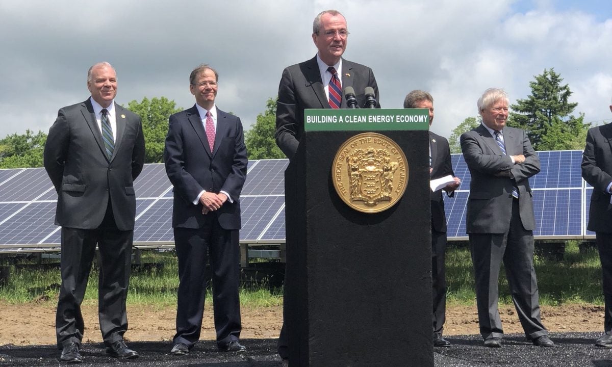 新泽西州州长菲尔·墨菲签署了清洁能源法案